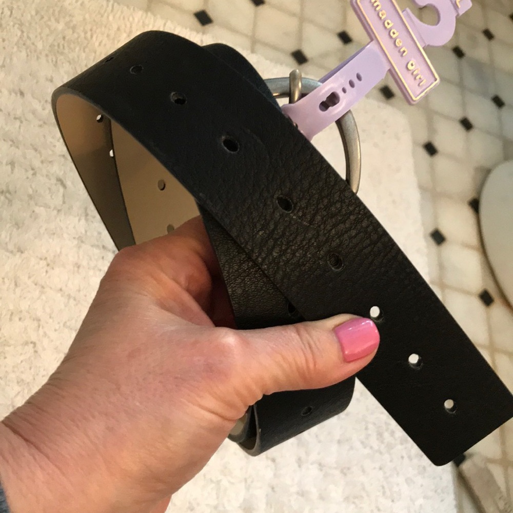 Madden girl 👧 continuous hole belt NWT dark black